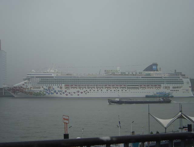 Cruiseschip ms Norwegian Gem van Norwegian Cruise Lines aan de Cruise Terminal Rotterdam